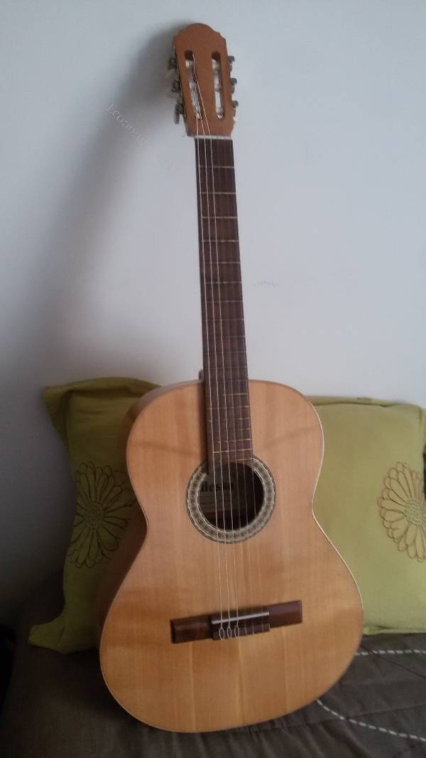 Guitarra acústica Mezco 2018-03-27 Economicos de El Mercurio