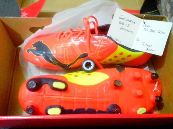 zapatos con toperoles de aluminio